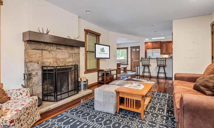 Vail House | E. Vail 2BD/2BA steps to Busline