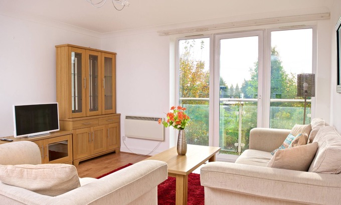 Speke Apartment | E1PB Jacuzzi Bath - Double Bed, 8 min from Airport