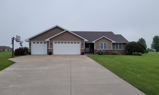 Neenah House | EAA Adventure Retreat- Located in quiet subdivision and close to EAA Grounds!