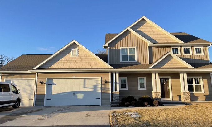 Oshkosh House | EAA rental, 5 bedroom 2.5 bath. Sleeps 10+. 11 minute drive to EAA.