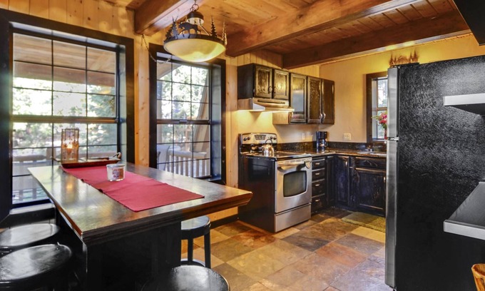 Duck Creek Village Cabin | Eagle Crest Cabin 3 bedroom / 2 bath (Sleeps 10)