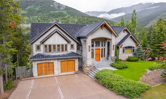 East Kootenay Ski Chalet | Eagle House, Hostaway