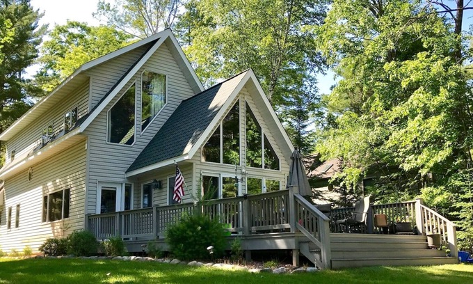Eagle River House | Eagle Lake Level Sandy beach Bring your boat! 1G Internet! Labor Day week open!