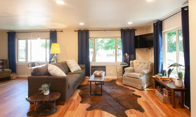 Jackson County House | Eagle's Nest Cottage. Spacious 2 BR river retreat on the Rogue River. Enjoy ping-pong, BBQ, board games, and fishing. Remote work enabled with high-speed WiFi. Unplug and unwind!