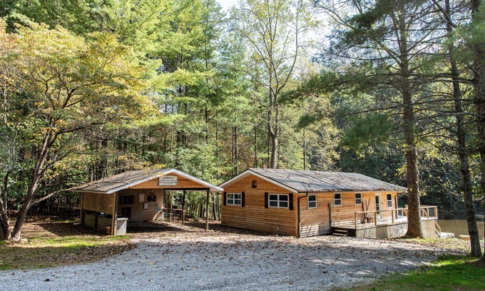 Suches House | Eagle's Nest - Lakeside Bungalow with A/C and Hot Tub!