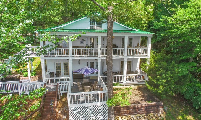 Crane Hill House | Eagle's Pass: 7 BR, 4 BA in Crane Hill, Sleeps 13
