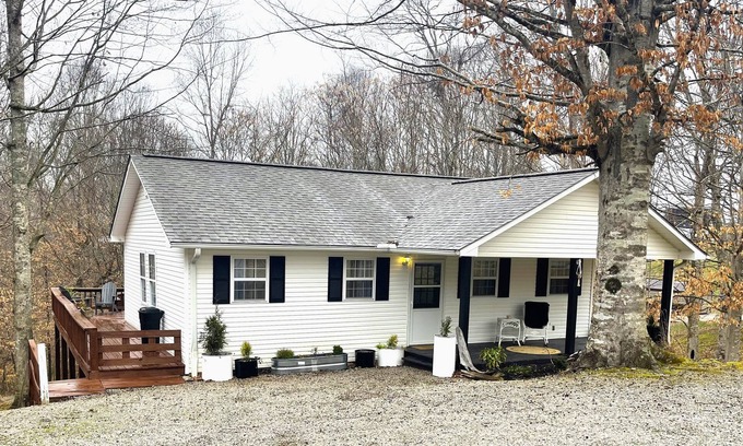 Byrdstown House | Eagles Cove Lake Cottage. Minutes from 3 Marinas. Pet-Friendly!