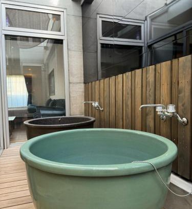Tokushima House | EarthVeloビル一棟貸しでフルリノベ済み各階に風呂トイレありで好立地でコスパ最高をめざしている宿です