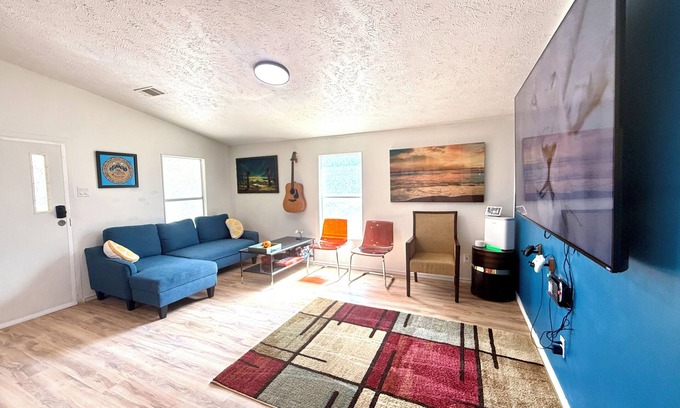 Holly House | East Austin Crashpad - 3 bed, 1 bath, Sleeps 6