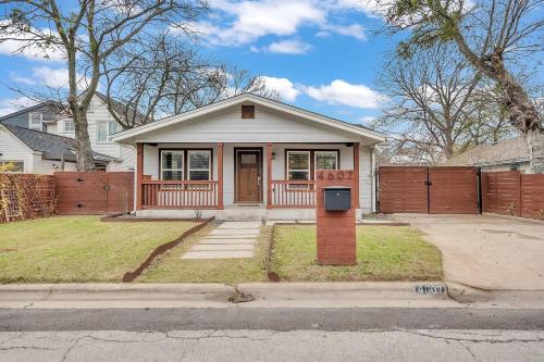 East MLK House | East Austin Getaway - 4BR - BBQ - Cowboy Pool - DT