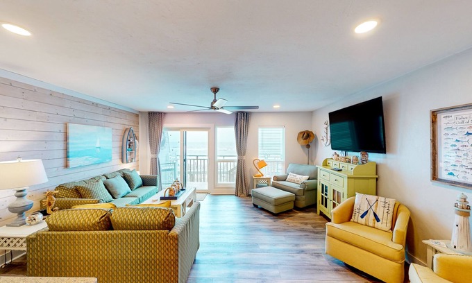 East End Condo | East-end SGI condo with Gulf views, beach access, on-site pool, & private W/D