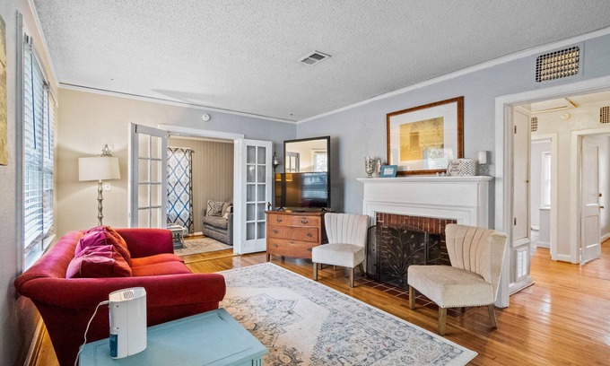 Southeast Pensacola Cottage | East Hill cottage with enclosed yards, firepit & W/D - walk to dining & parks