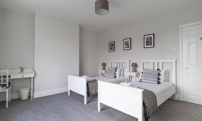 Choppington House | East House-Sleeps 5-Pet friendly-Garden - Parking