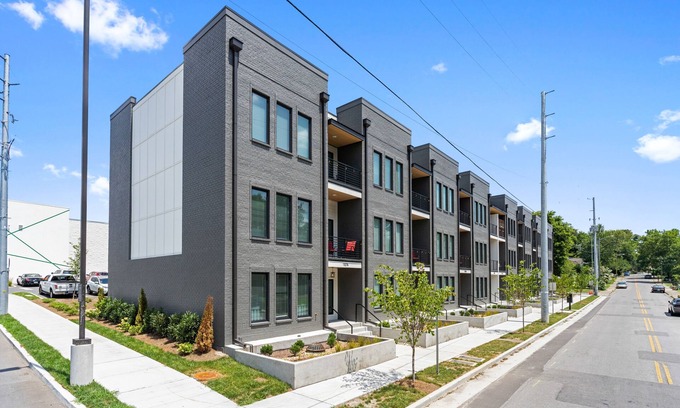 Eastwood House | East Nashville secret* Sleeps 12* 4BR 4BA* NASH3* NEW* 2 Miles to Broadway