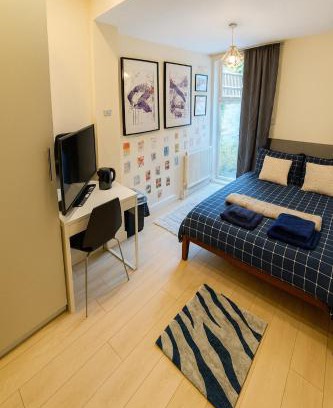 Junction House | Easy Access to Central London-Private Ensuite & Terrace