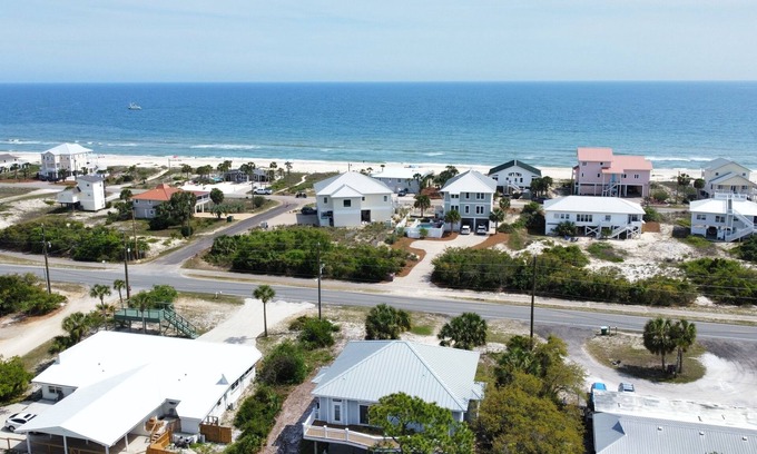 East End Cottage | Easy Beach Access - 2 FREE BIKE RENTALS INCLUDED WITH YOUR STAY!