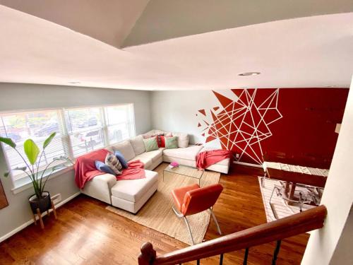 The Heights Apartment | Easy PATH&Bus access- NYC| designer home + Deck.