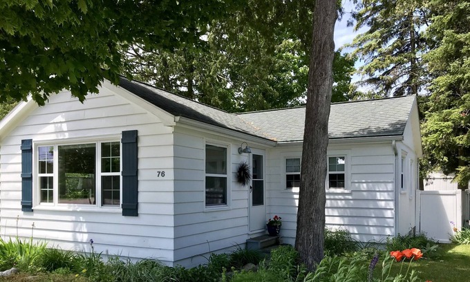 Beulah Cottage | Easy Walk or Ride to Crystal Lake and Downtown Beulah. Bikes & kayaks included!