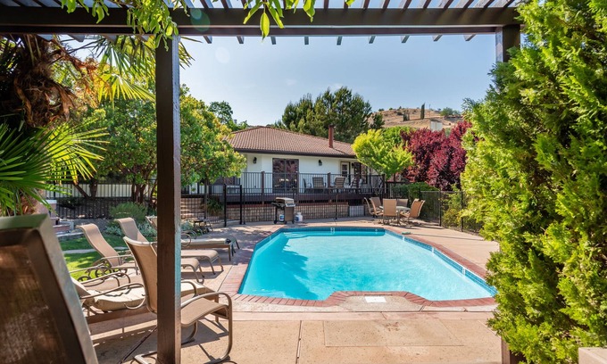 Paso Robles House | Eat Drink & be Merry! Downtown Paso with Pool and Spa!