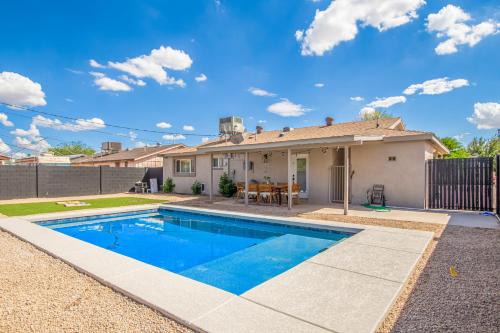 New Papago Parkway House | Eclectic Escape Wpool, Yard Games- Old Town5min