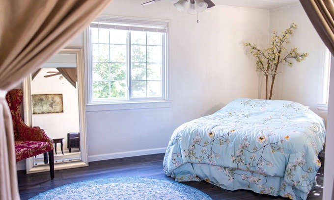 West Sacramento House | Eclectic Home in West Sacramento near Old Town