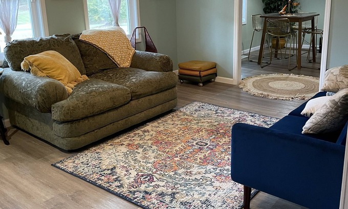 Maryville House | Eclectic Oasis: Spacious mid-century home; beautifully decorated- ready for you!