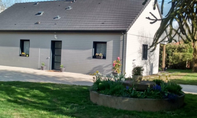 Saint-Martin-d'Ecublei Cottage | Eco-friendly forest house, 3 bedrooms, pets allowed, enclosed garden