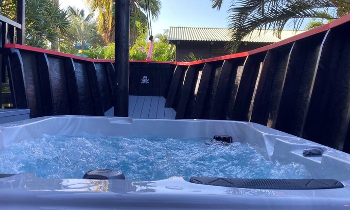 Desbonnes House | Ecolodge with private jacuzzi - la cabane du pirate