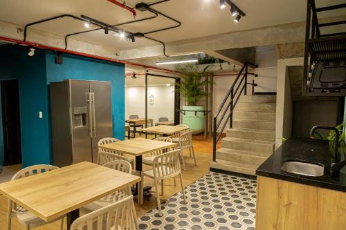 La Florida Apartment | Económicas habitaciones amobladas en Medellín con oficinas, puesto de trabajo, cocina, baño y lavandería comunes Be Together by Roots Rentals TOG401y402