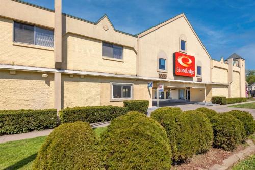 Cortland Cabin | Econo Lodge Cortland Downtown