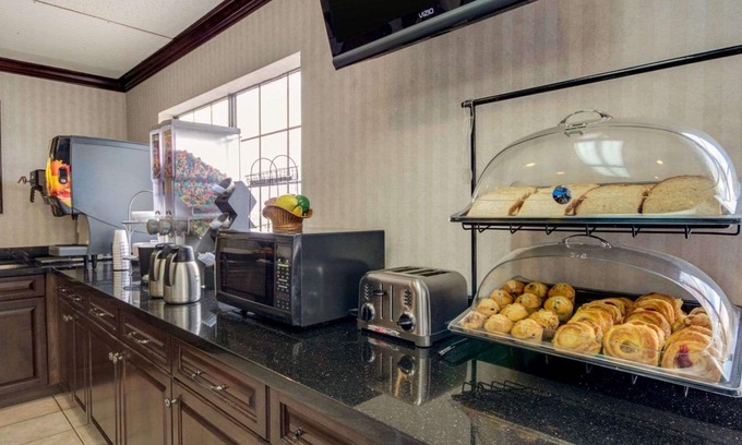 El Paso Hotel | Econo Lodge Inn & Suites El Paso West