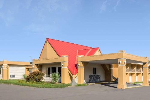 Binghamton Hotel | Econo Lodge Inn & Suites
