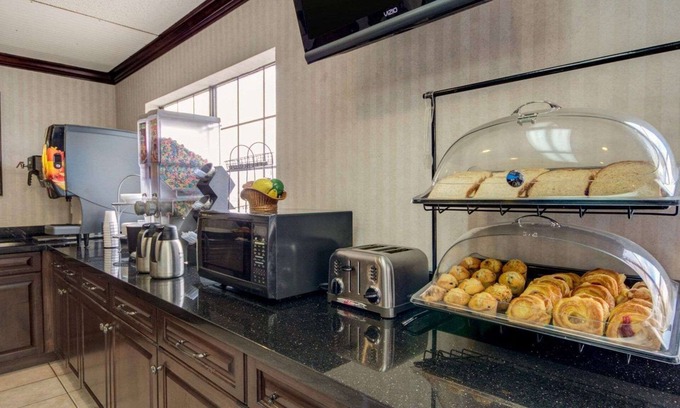 El Paso Hotel | Econo Lodge Inn & Suites