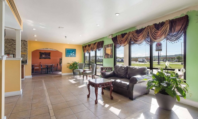 Hillview Hotel | Econo Lodge Inn & Suites
