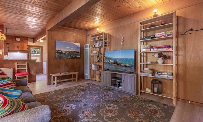 Kings Beach Cabin | Economical Kings Beach Cabin with Garage - Walk to Beach “The Raccoon Shanty”