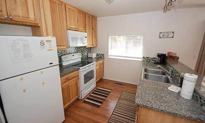 Al Tahoe Cabin | Economical Ski Home Blocks to Heavenly- Hot Tub!