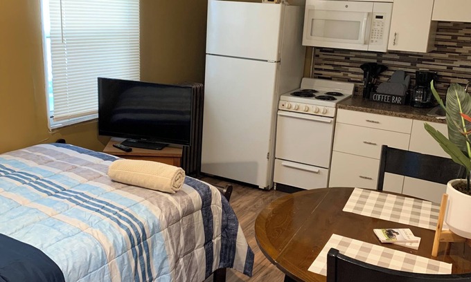 Ecorse Apartment | Ecorse Riverfront Retreat Close to dining & shops