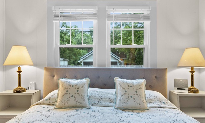 Hendersonville Cottage | Ecusta Cottage- Walk to Ecusta Trail & Downtown!