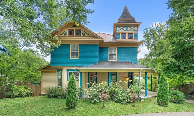 Hendersonville House | Ecusta Manor, Steps from the Ecusta Trail, Walk to Downtown