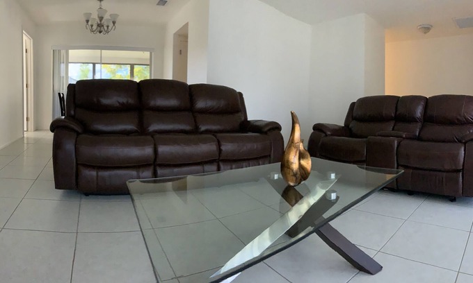 Fort Myers House | Ed & Hilda's Centrally located, Spacious and Relaxing Retreat