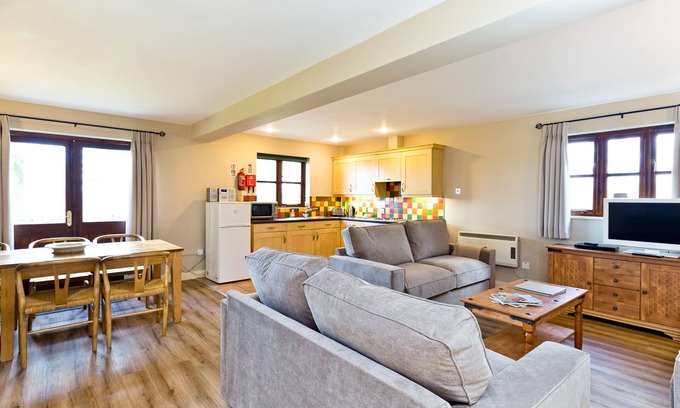 Knockerdown Apartment | Edale Cottage With Shared Swimming Pool