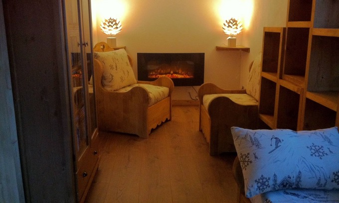 Morzine House | Edelweiss Room for 4 people Room and guest table