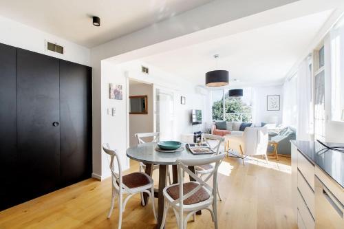 Saint Kilda South Apartment | Edge of Elwood - Unwind in Style by St Kilda Beach