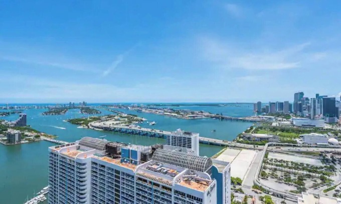 Edgewater Apartment | Edgewater High-Rise | Stunning Bay Views + Gym