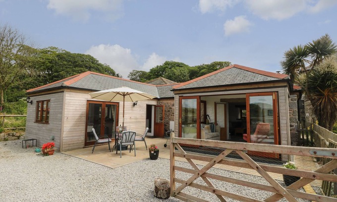 Saint Erth Praze Cottage | EDWIN'S VIEW, pet friendly, luxury holiday cottage in Porthleven