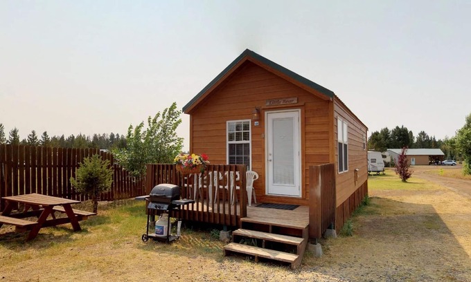 Island Park Cabin | EF Little Bear Cabin * Wifi & Satellite Access, Bbq Grill, Sleeps 4, 32 Miles to Yellowstone