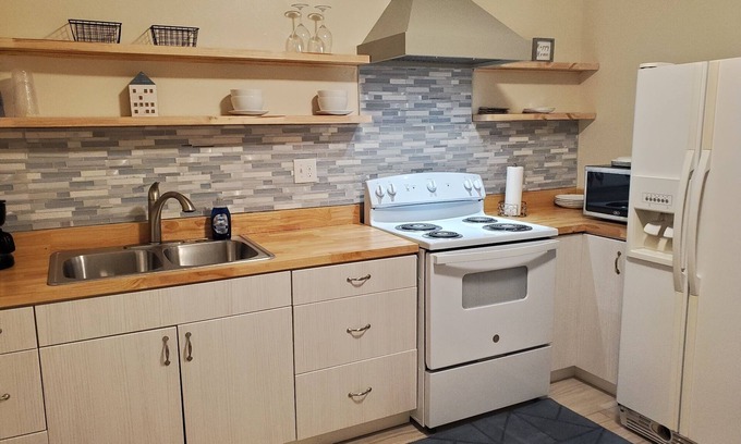 Southeast Pensacola Apartment | Efficiency unit close to Downtown, the Beach & Pensacola Bay Center