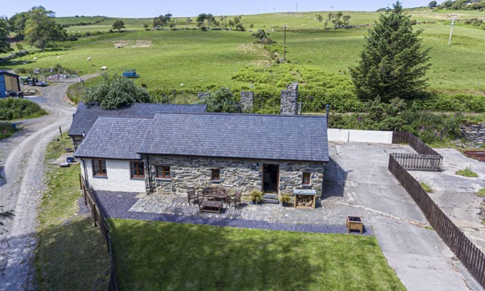 Pentrefelin Cottage | Eisteddfa - Glas y Dorlan - sleeps 4 guests in 2 bedrooms