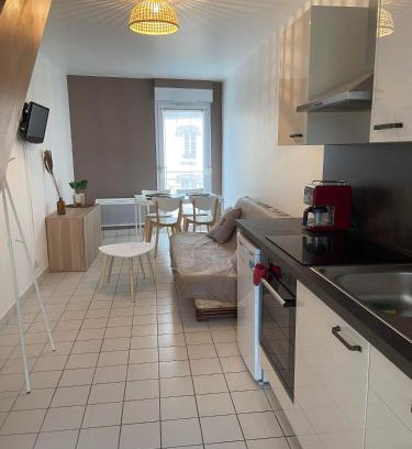 Ver-sur-Mer Apartment | Eléonore, F2 en duplex avec cour commune et proche de la mer, 3