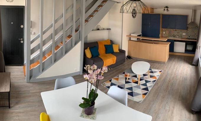 Dieppe Apartment | El arco iris between beach and port